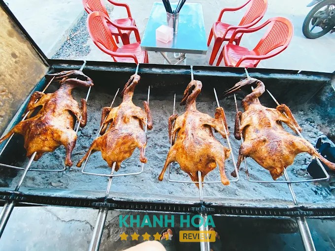 Phần thịt vịt và cháo tại Quán Vịt Cô Đồng