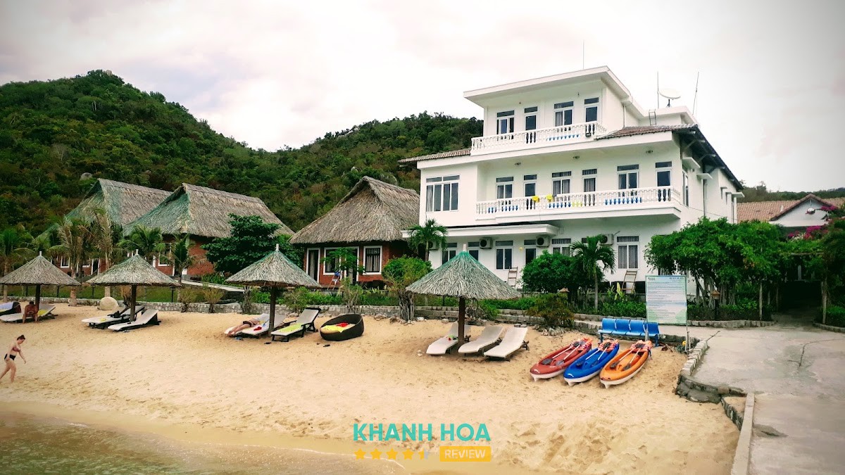 Bãi biển riêng tại TheLight Coral Island Resort