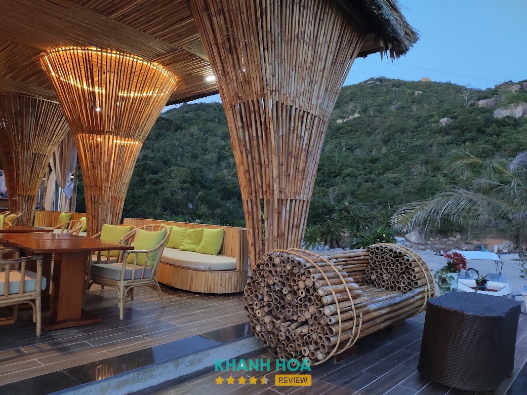 Khung cảnh biển tại TheLight Coral Island Resort