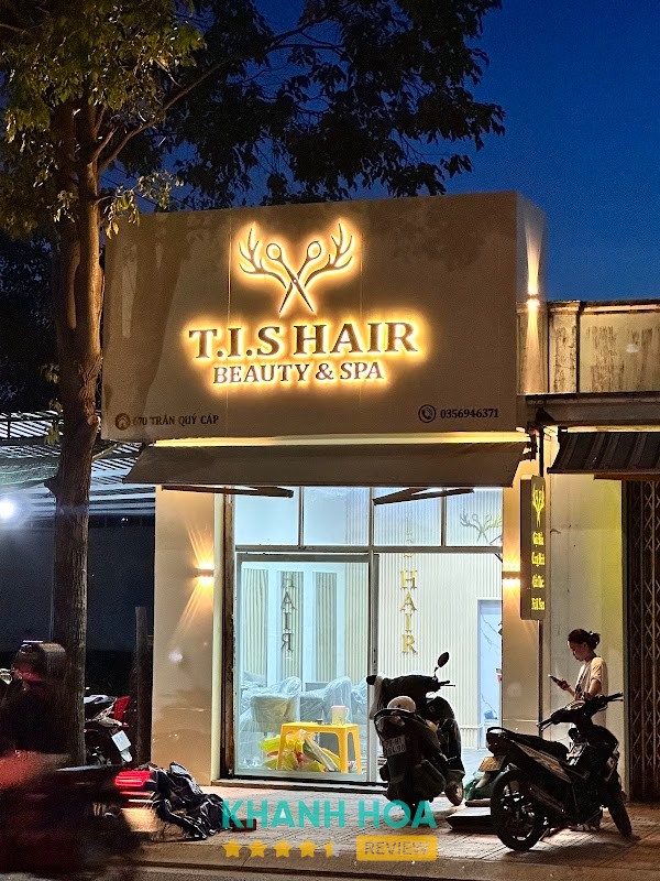 Không gian làm tóc tại Salon T.I.S Hair