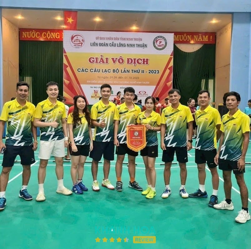 Mặt sân tại CLB Cầu Lông NSN