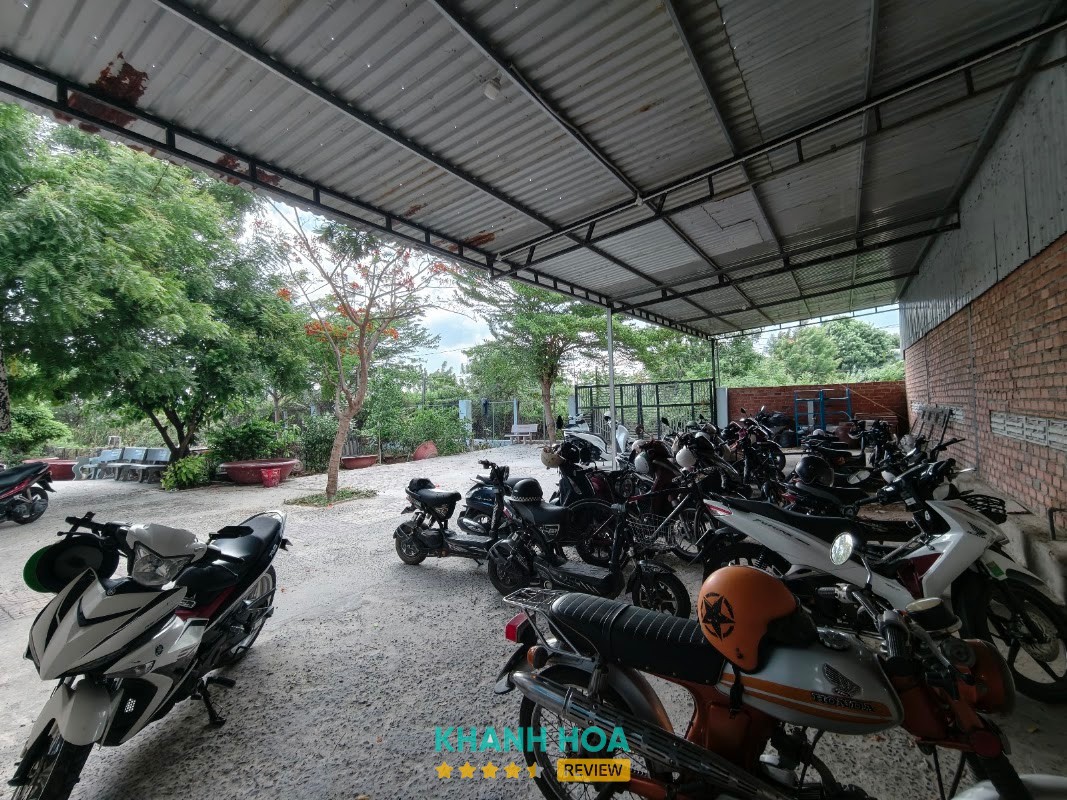 Mặt sân tại Sân Cầu Lông Mỹ Bình