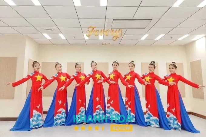 Mẫu trang phục biểu diễn tại Linh Dương