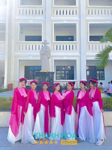 Không gian chọn đồ tại Tiệm Phương Anh
